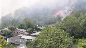 Vista del fuego de la aldea de Gamiz durante el incendio de A Pobra de Brollón (Lugo).