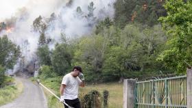 Vecinos colaboran en las labores de extinción de un incendio en Samos (Lugo).