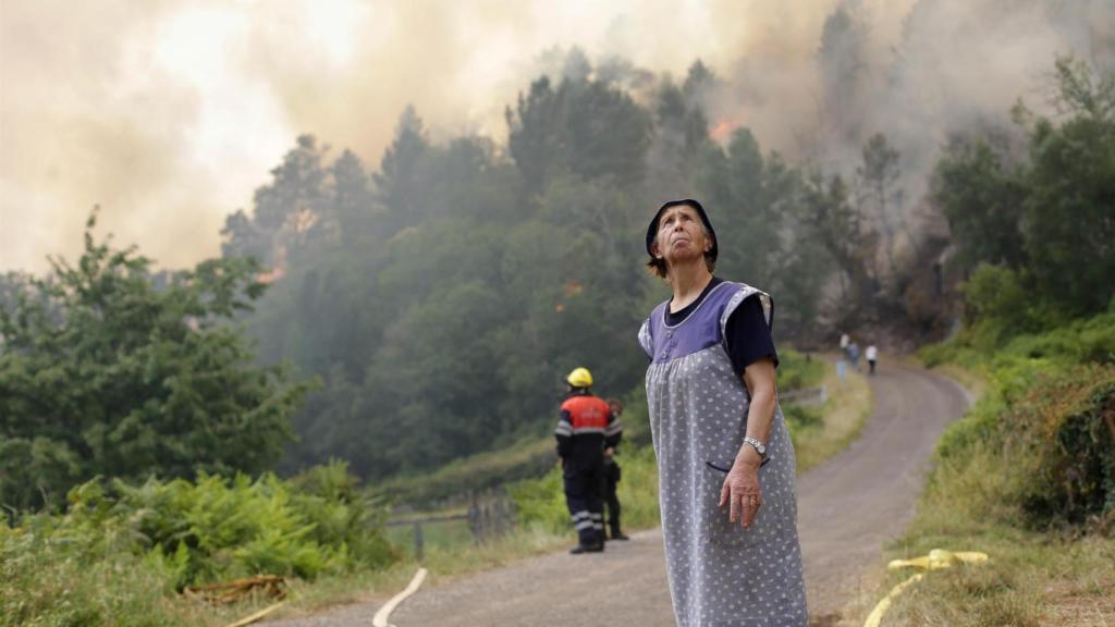 Una vecina observa el fuego en Folgoso do Courel (Lugo), en uan foto de archivo.