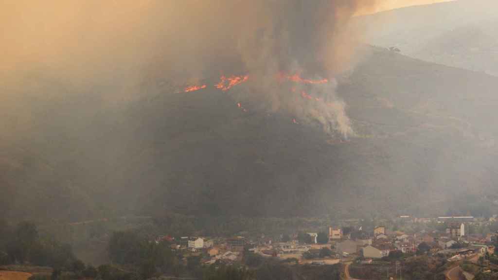 El incendio de Carballeda de Valdeorras entra en el municipio de O Barco de Valdeorras.