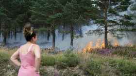 Los vecinos observan el fuego en A Pobra do Brollón (Lugo).