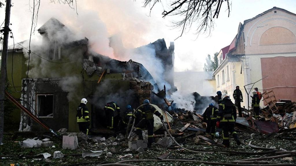 Los bomberos trabajan en Mikolaiv tras los bombardeos rusos.