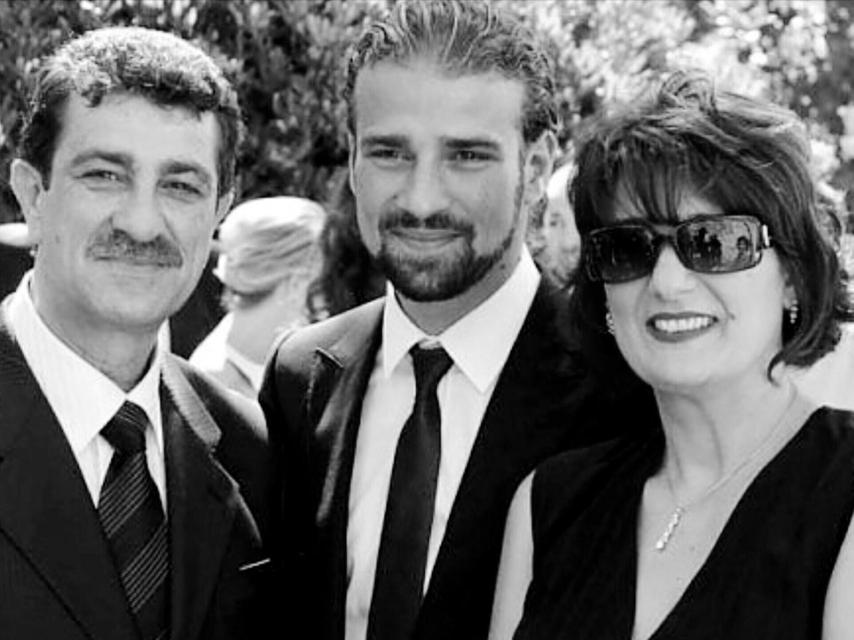 Mario Biondo, con sus padres.