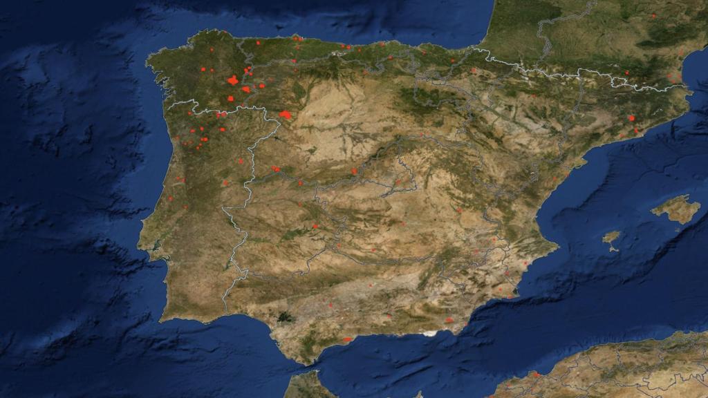 Península ibérica con los puntos principales de los incendios en el mapa de la NASA.