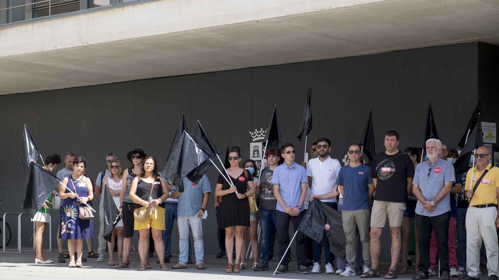 Concentración en la delegación de la Junta de Castilla y León por el fallecimiento del brigadista en Zamora