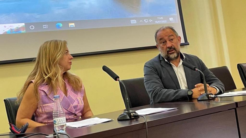 El rector de la UCLM, Julián Garde, y la vicerrectora de Coordinación, Comunicación y Promoción, Leonor Gallardo.