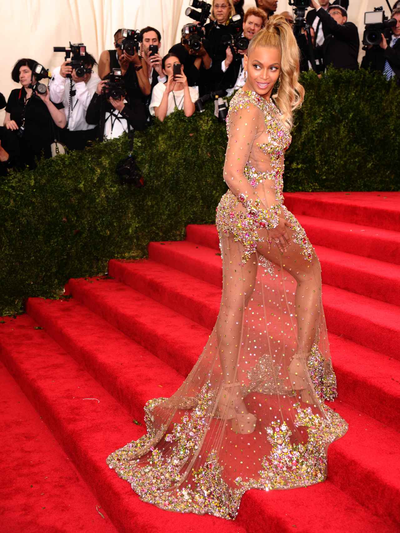 Beyoncé vestida de Riccardo Tisci para Givenchy en la gala MET de 2015.