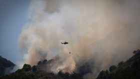 Una imagen de un helicóptero intentando sofocar el incendio de Mijas.