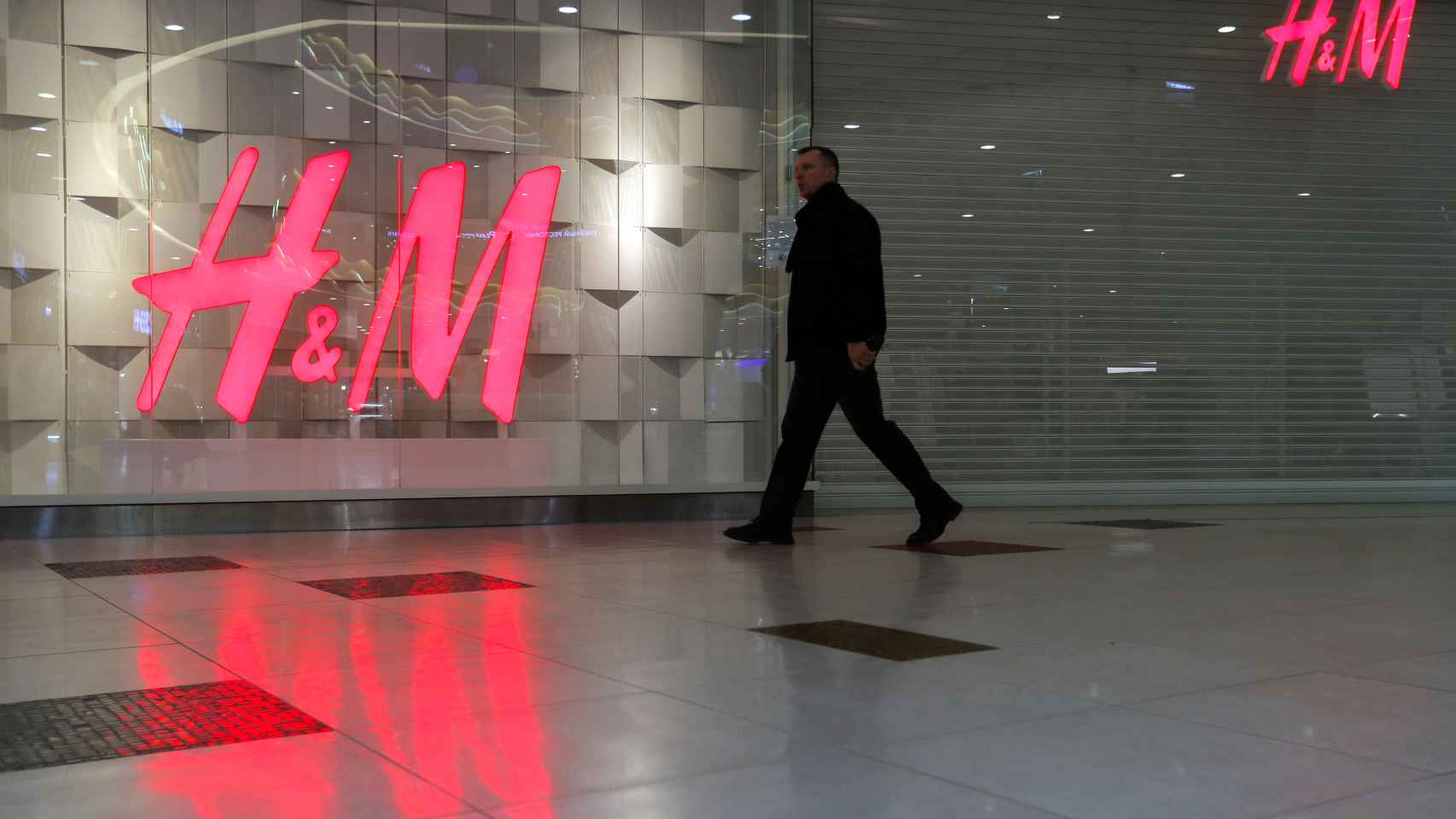 Un hombre pasa frente a una tienda H&M cerrada en un centro comercial de San Petersburgo.