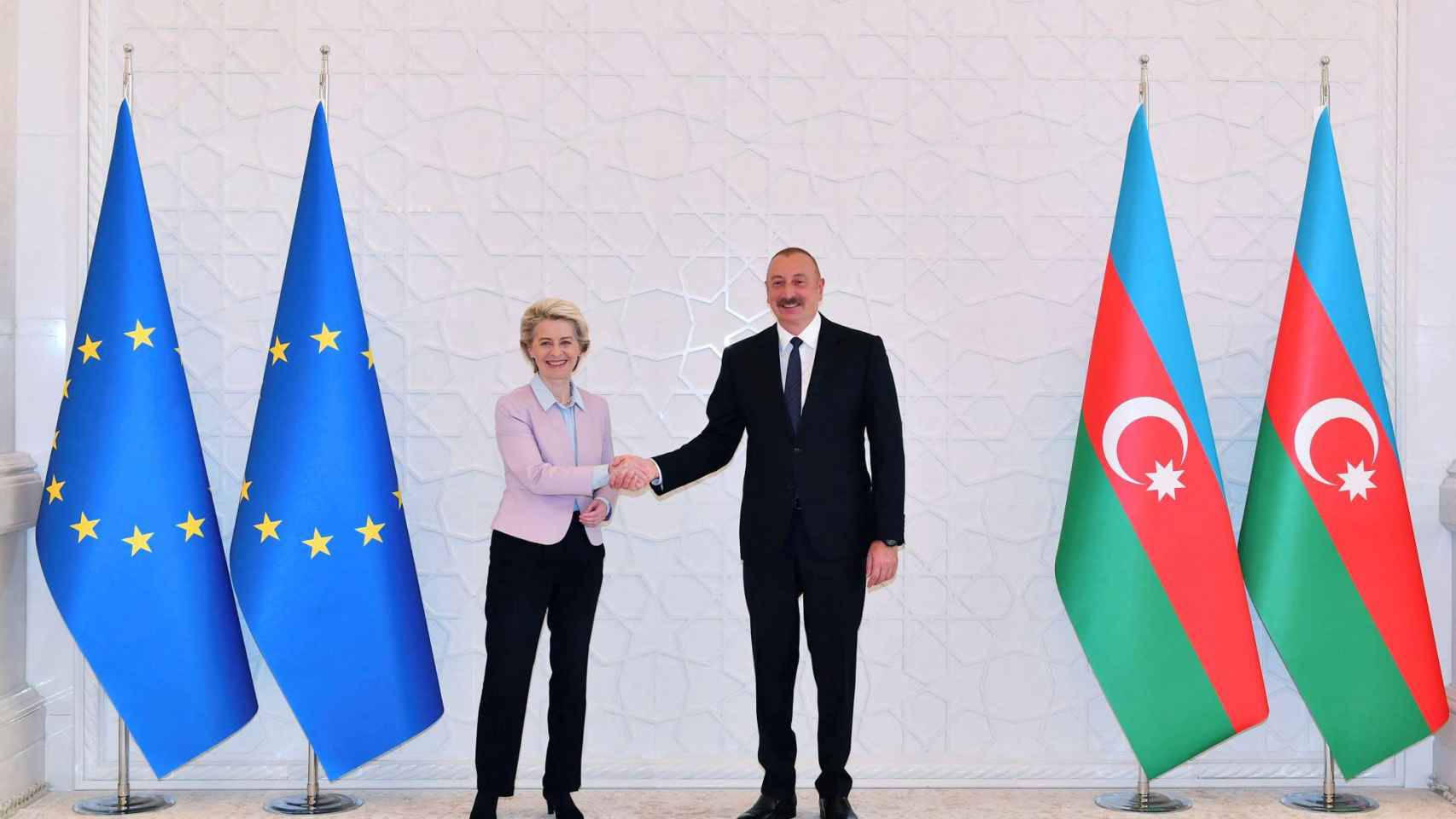 Ursula von der Leyen saluda al presidente de Azerbaiyán, Ilham Aliyev, durante su reunión de este lunes en Bakú