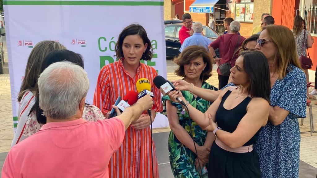 La Secretaria de Igualdad del PSOE, Andrea Fernández, junto a su predecesora en el cargo, Carmen Calvo,  el pasado junio en Córdoba.