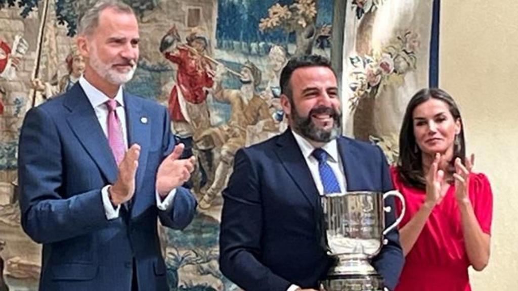 El alcalde de Azuqueca ha recogido el premio de manos de los Reyes.