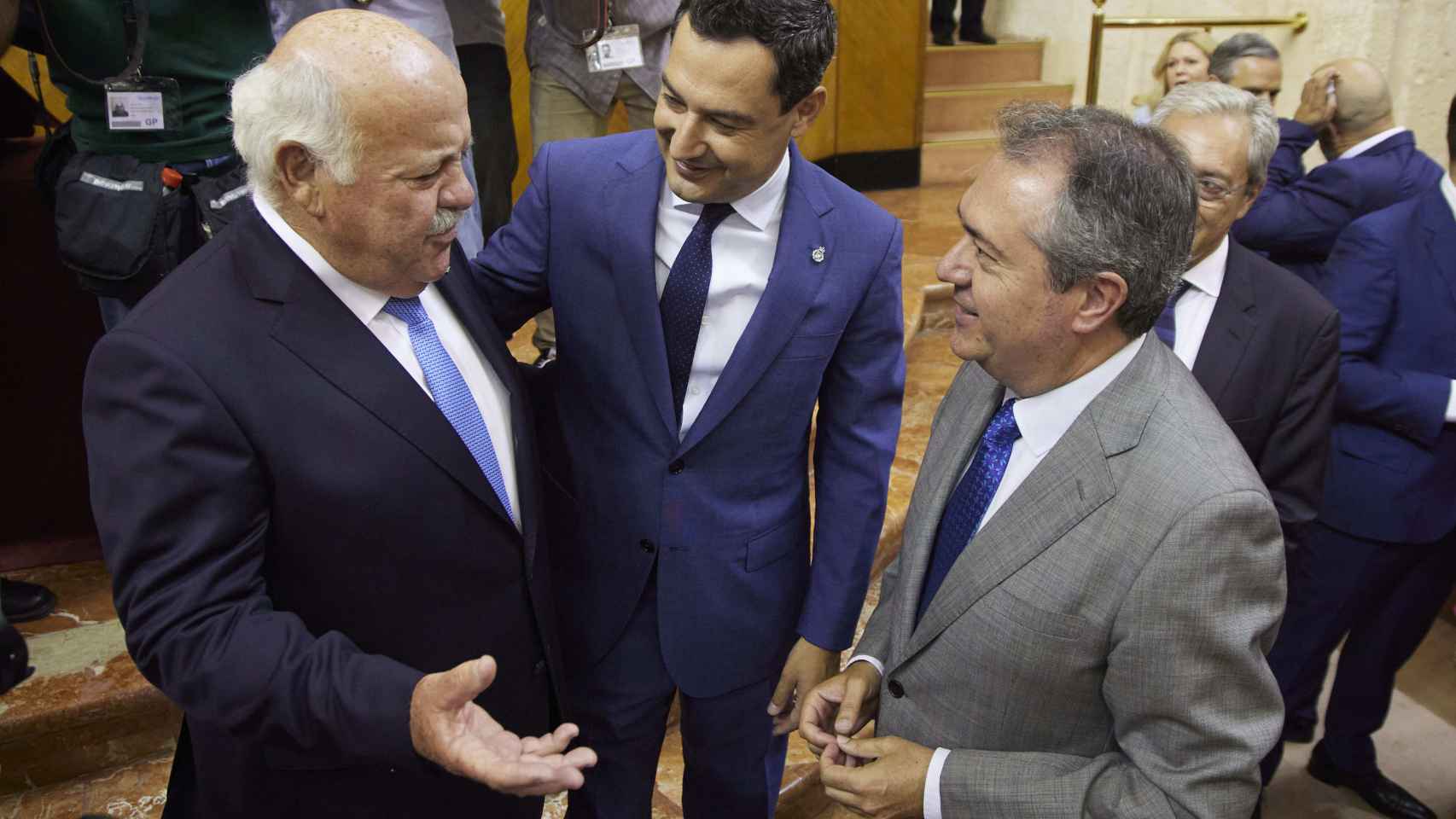 El presidente de la Junta, Juanma Moreno, saluda a Juan Espadas en presencia de Jesús Aguirre en el Parlamento andaluz.