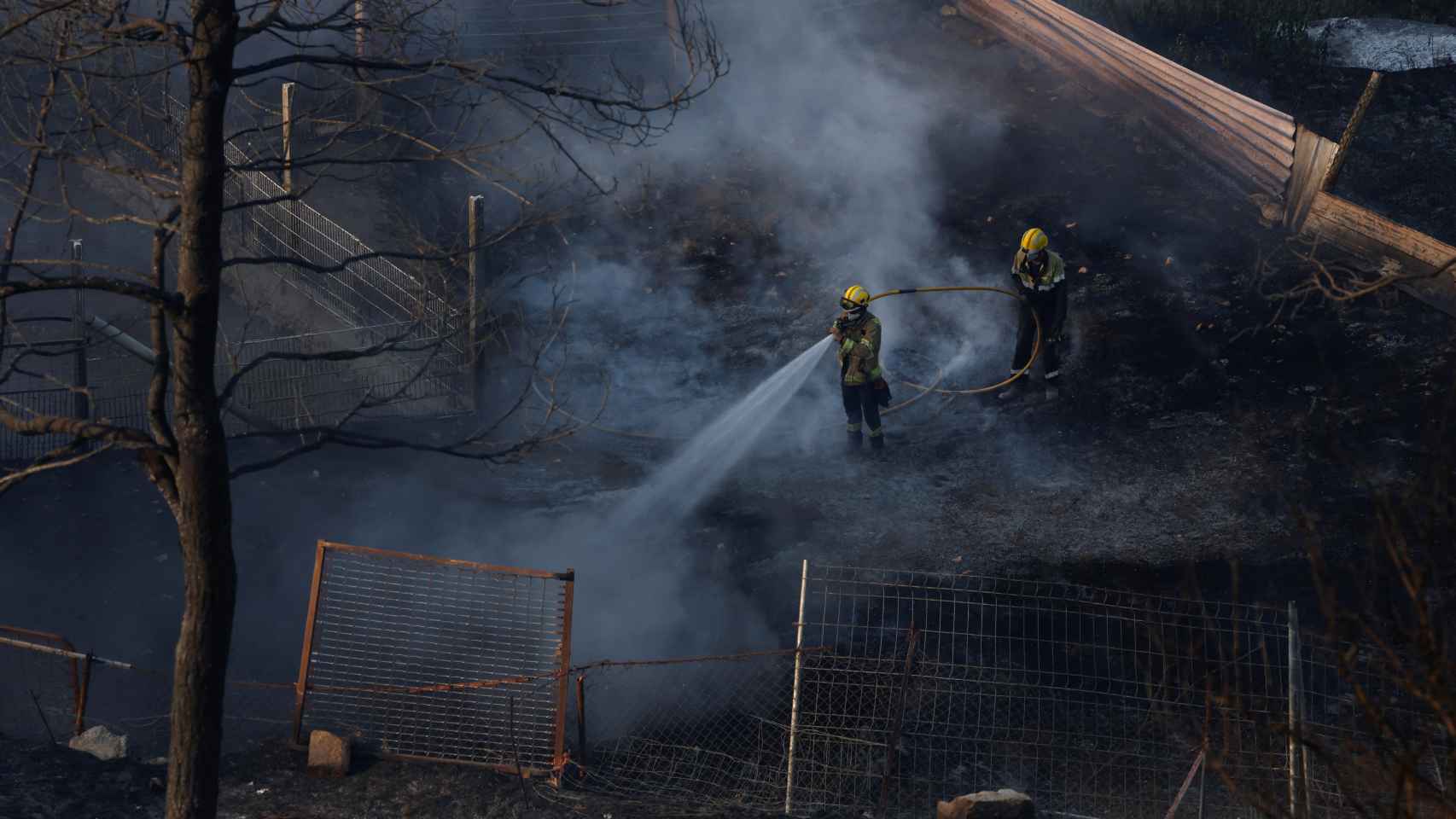 Los bomberos trabajan contra el fuego en Manresa.