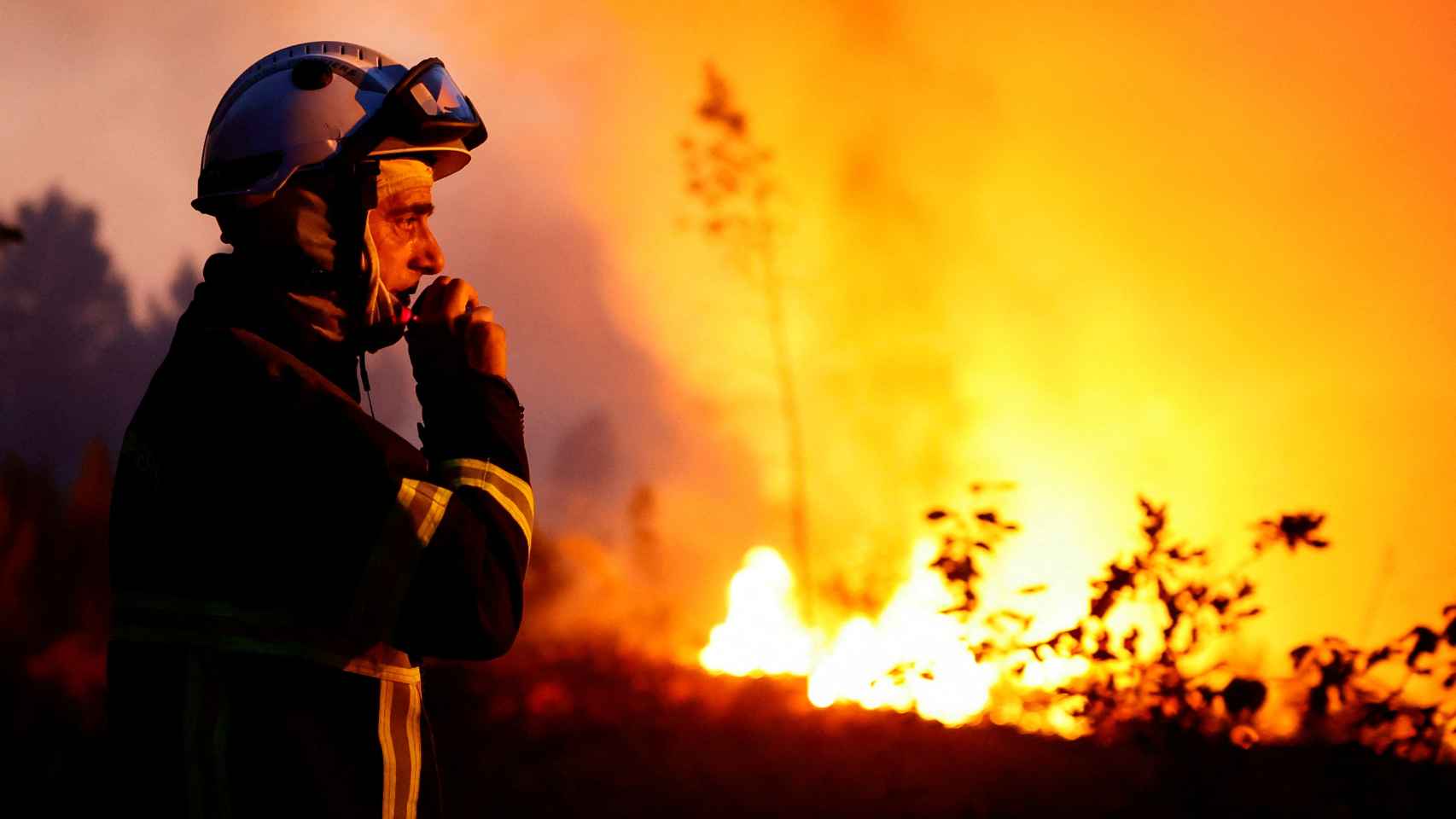 Un bombero hace frente a los incendios en Francia.