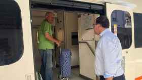 Benjamín Prieto saluda a un viajero de uno de los últimos viajes del tren convencional Madrid-Cuenca-Valencia.