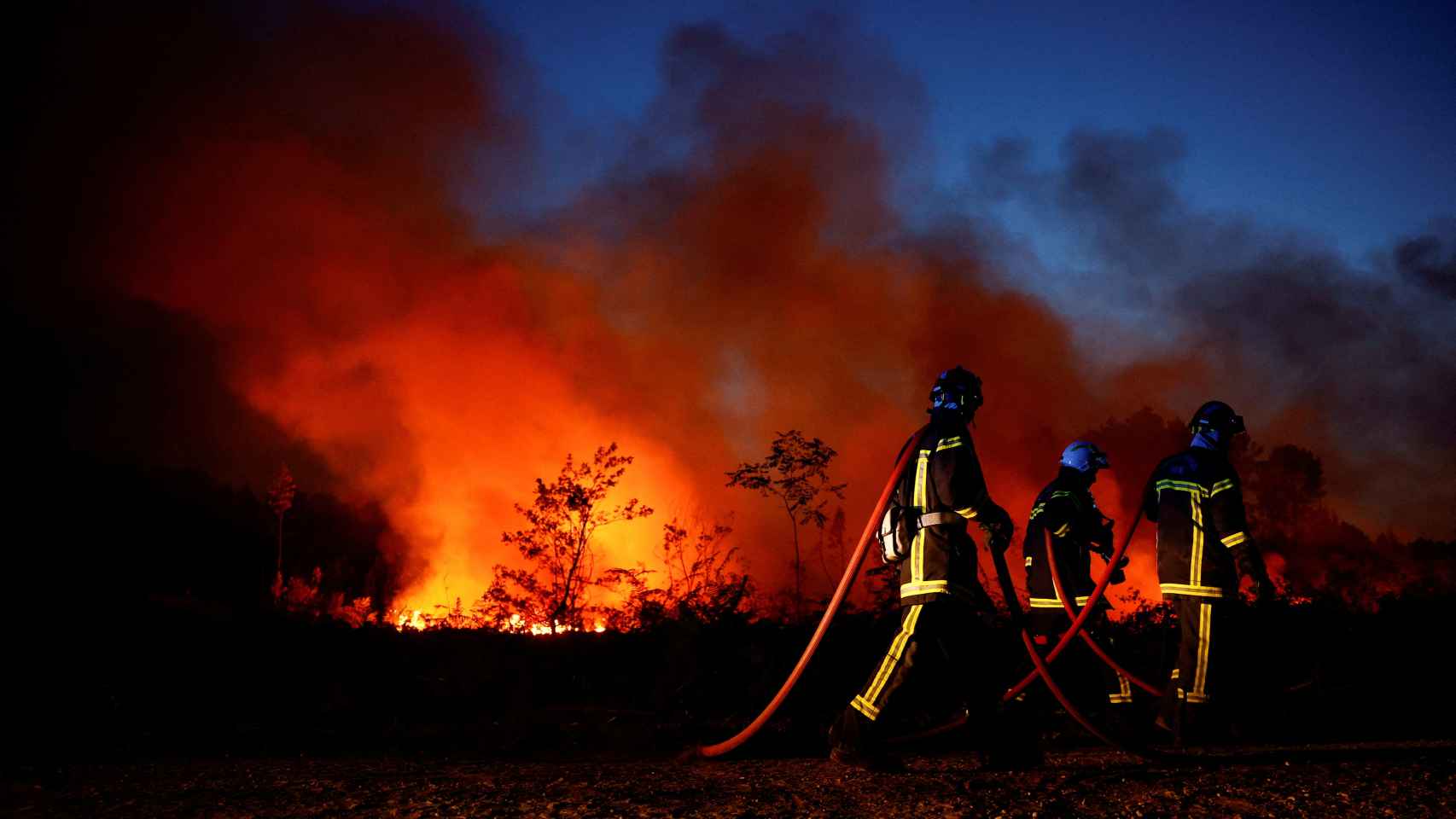Un equipo de bomberos trabaja en la extinción de las llamas en Gironde, Francia.