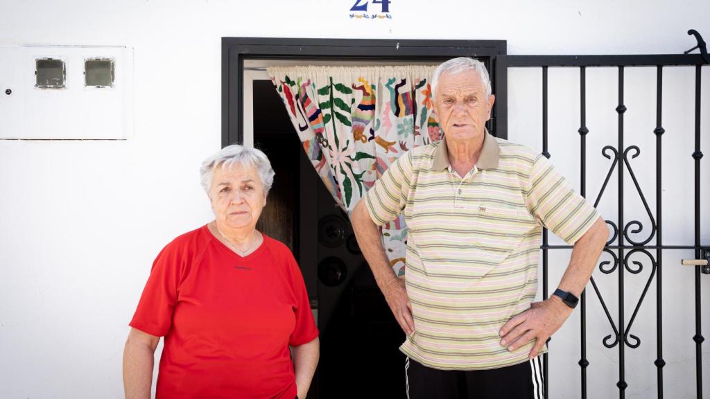 Elías y Dori, en la puerta de su casa.