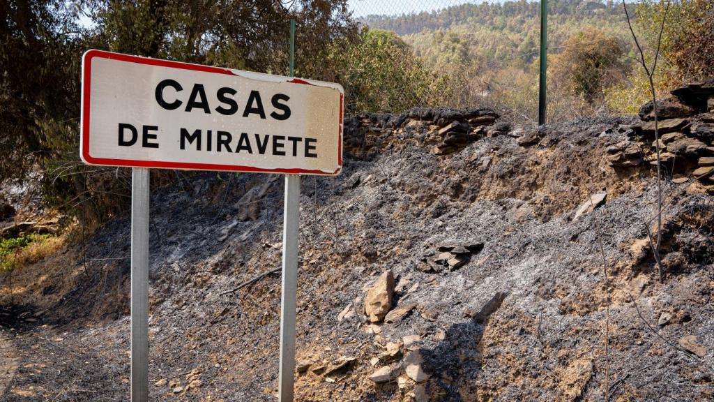 La entrada a Casas de Miravete, totalmente calcinada.