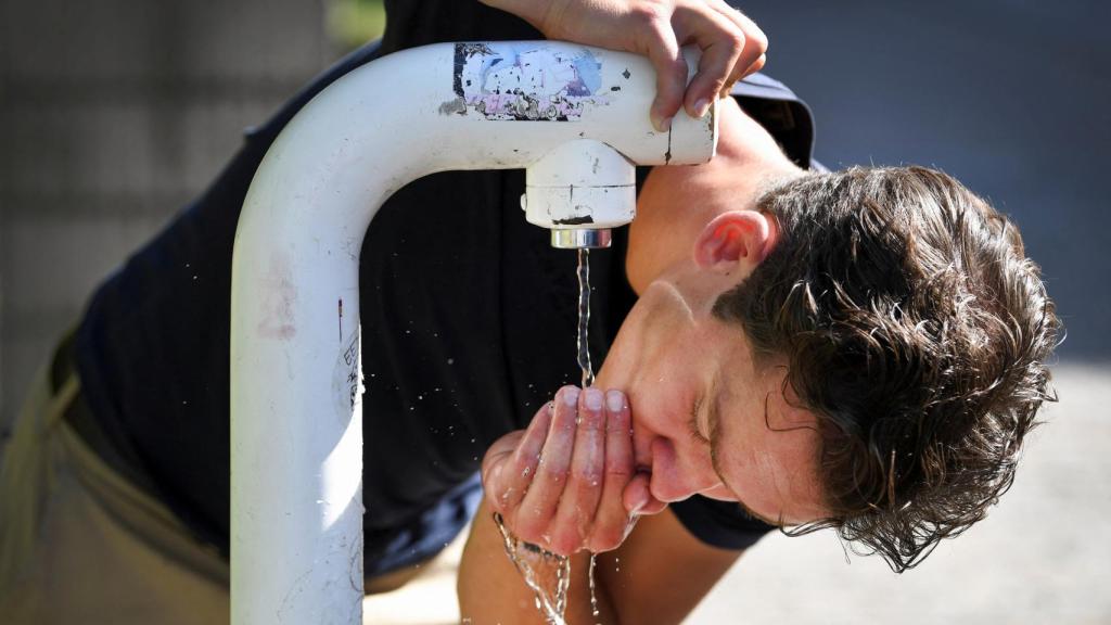 Un hombre se refresca en Países Bajos para hacer frente a la ola de calor.