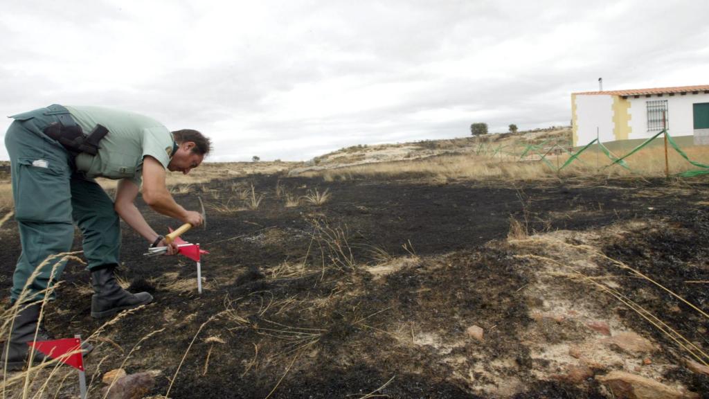 Un agente del Seprona toma huellas en el lugar de un incendio