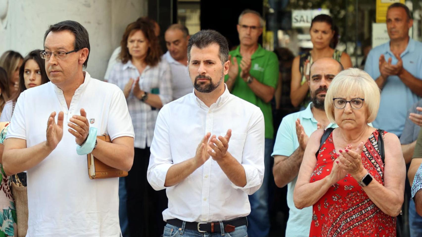 Tudanca en una concentración este lunes en memoria del bombero forestal fallecido en Zamora.