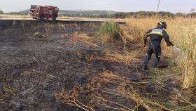 Los Bomberos de la Diputación de Valladolid trabajan en el incendio de Íscar