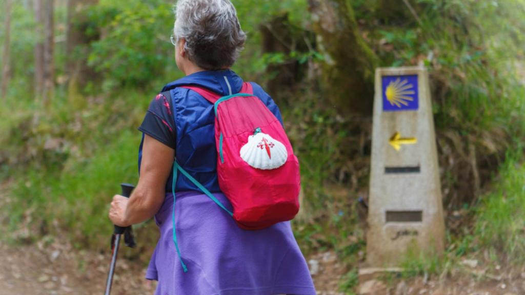 Una peregrina realiza el Camino de Santiago