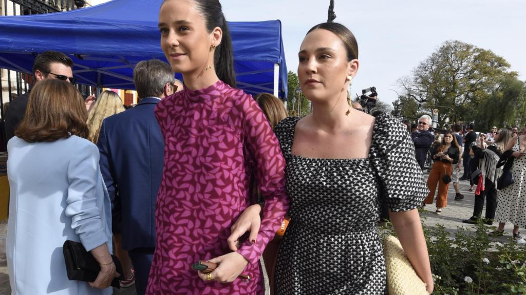 Victoria Federica con su amiga Rocío Laffón en la Maestranza de Sevilla.