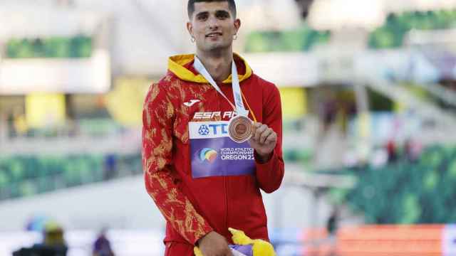 Asier Martínez con la medalla de bronce del Mundial de atletismo de Eugene 2022.