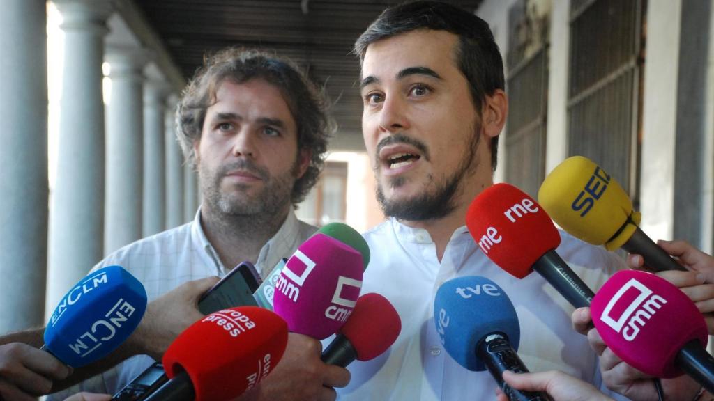 El responsable del Área de Política Municipal de Izquierda Unida Castilla-La Mancha, Jacobo Medianero, junto al responsable regional de Podemos Castilla-La Mancha, José Luis García Gascón