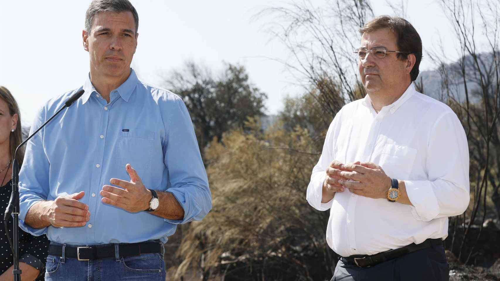 Pedro Sánchez junto a Fernández Vara, durante su comparecencia a los medios.