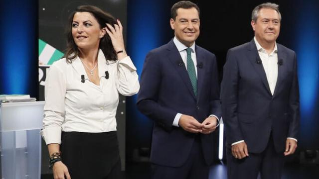 El presidente de la Junta, Juanma Moreno, entre Macarena Olona y Juan Espadas en un debate electoral de la pasada campaña.