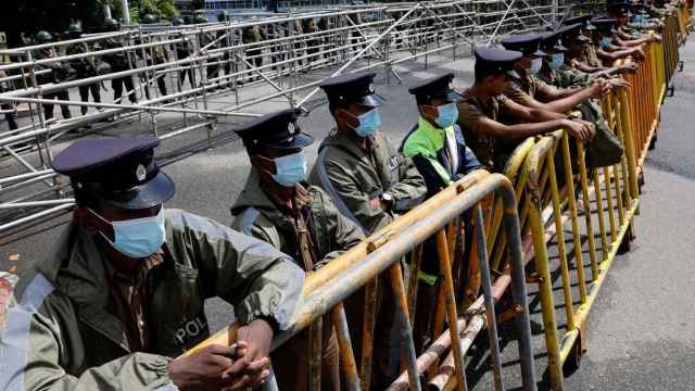 La policía valla el Parlamento de Sri Lanka.