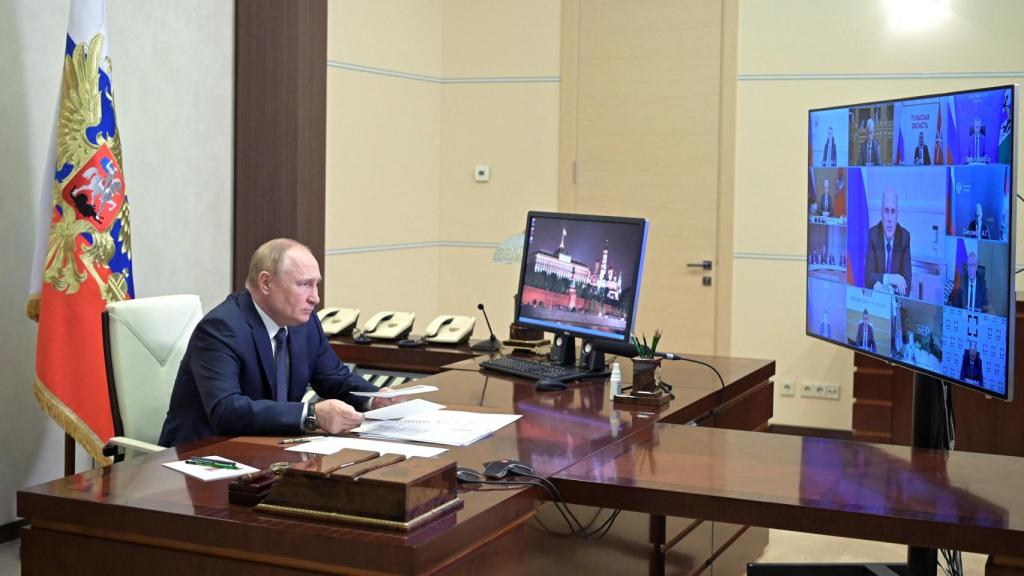 Vladimir Putin durante una reunión telemática este lunes en el Kremlin.