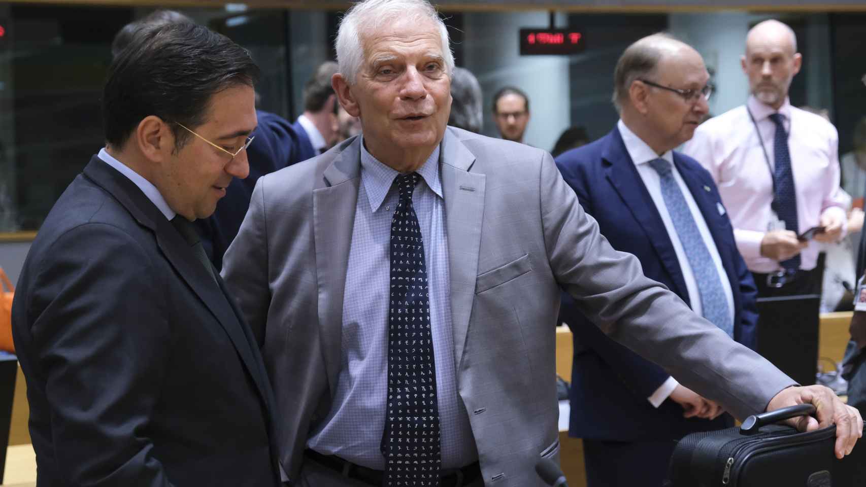 Josep Borrell conversa con José Manuel Albares durante una reunión de ministros de Exteriores de la UE