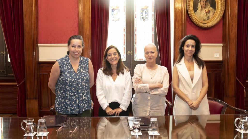 La alcaldesa de A Coruña, Inés Rey; la concejala de Igualdad, Benestar Social e Partipación, Yoya Neira; y la presidenta de la Constructora Benéfica Sagrada Familia, María Jesús García.