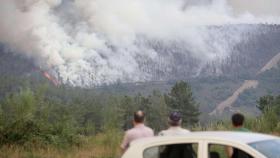 Labores de extinción del fuego en la Sierra de Caurel.