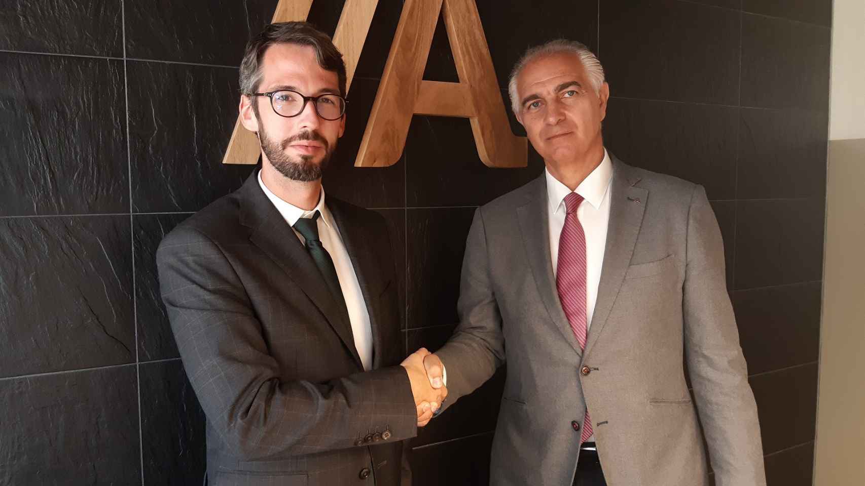 El director de Institucional de Galicia de Abanca, Lino Comesaña Calvo (dcha.), y el representante legal de Funrpomar, Roberto Carlos Alonso.