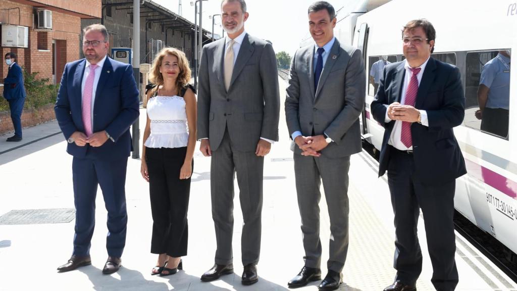 El Rey Felipe y el presidente Pedro Sánchez inauguran la primera fase de la alta velocidad extremeña