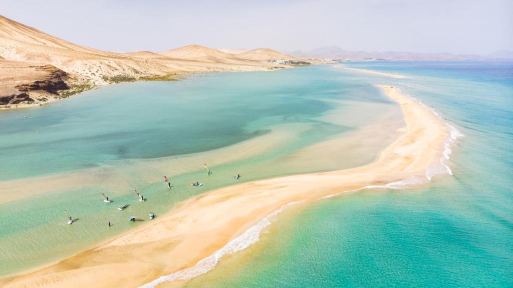 Vista aérea de la playa en la isla de Fuerteventura