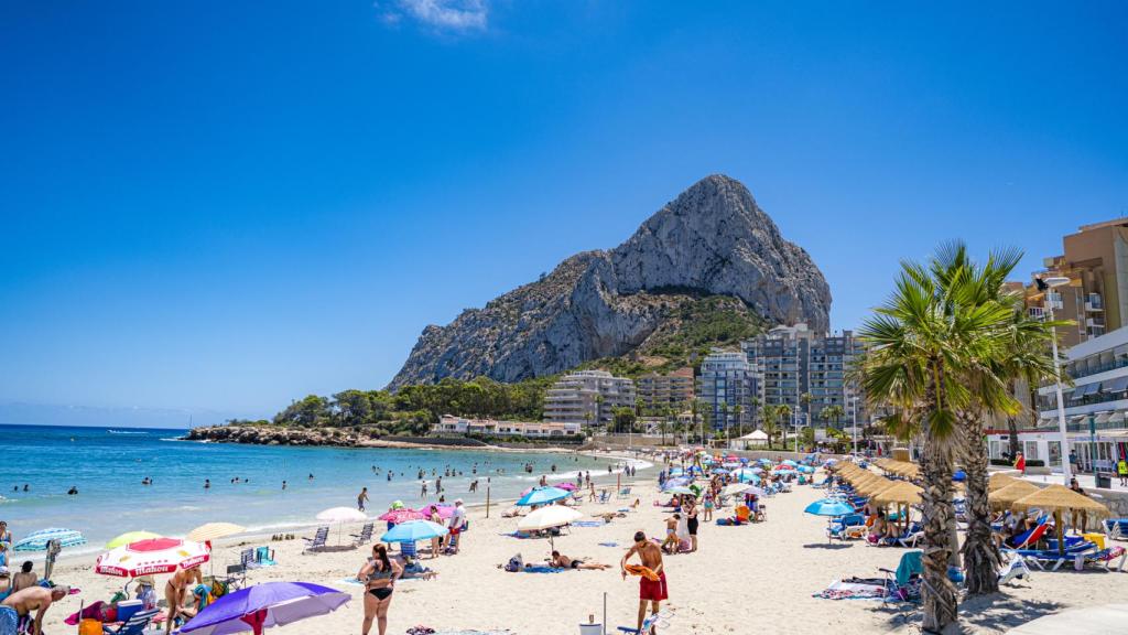 Playa del Cantal Roig con el Peñón de Ifach al fondo