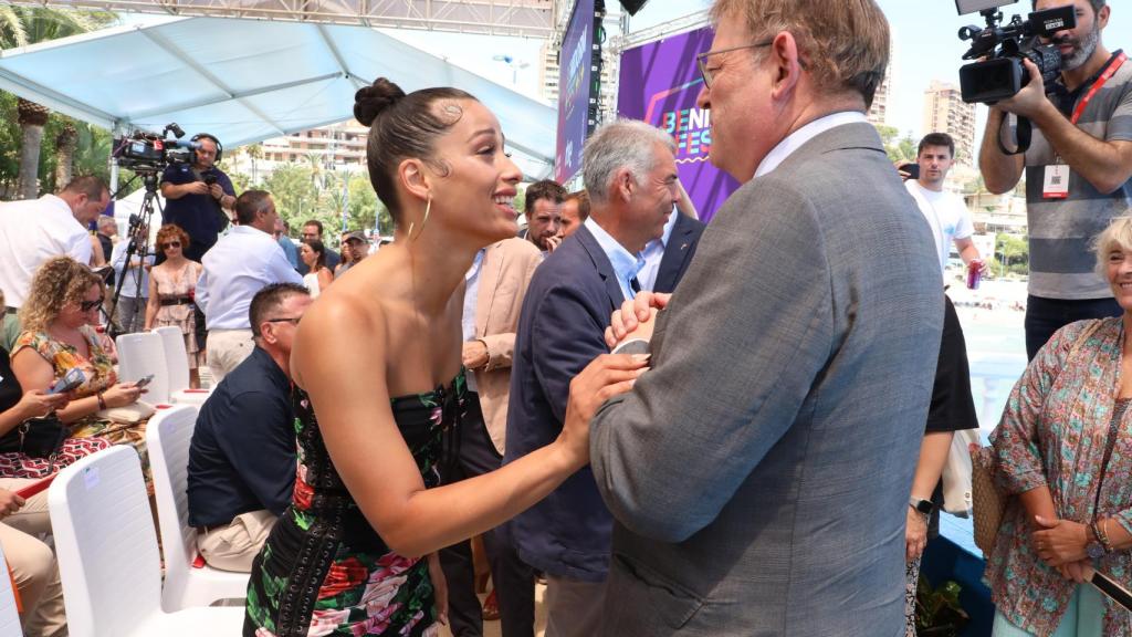 La cantante Chanel y el presidente de la Generalitat Ximo Puig en la presentación de Benidorm Fest.