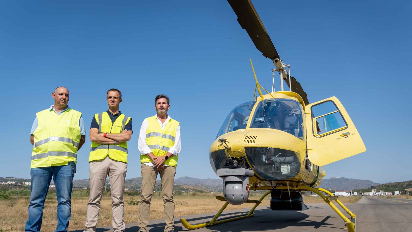 Los responsables de Endesa, frente al helicóptero.