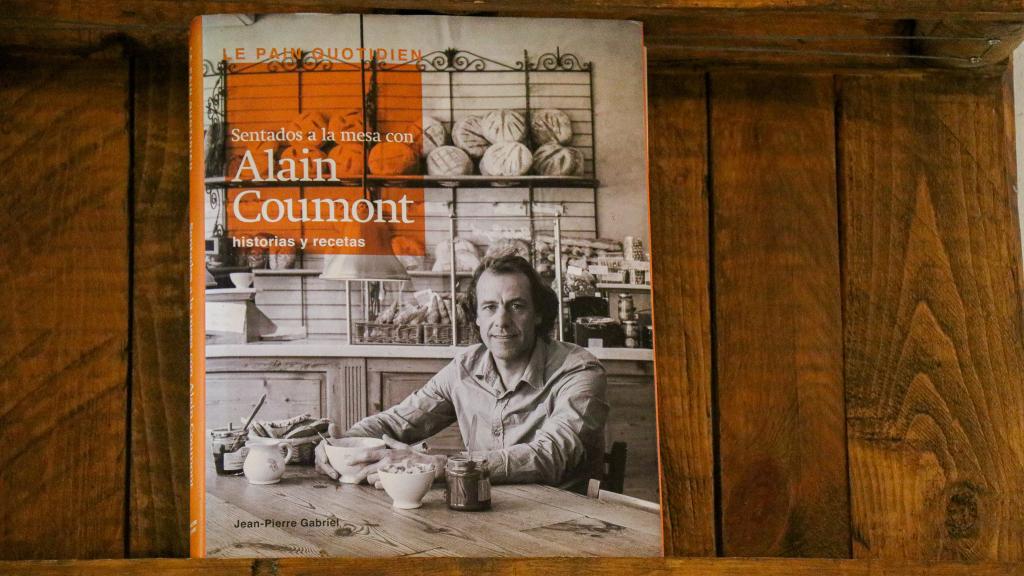 Uno de los libros de recetas de Alain Coumont preside el local de Le Pain Quotidien de la calle Serrano