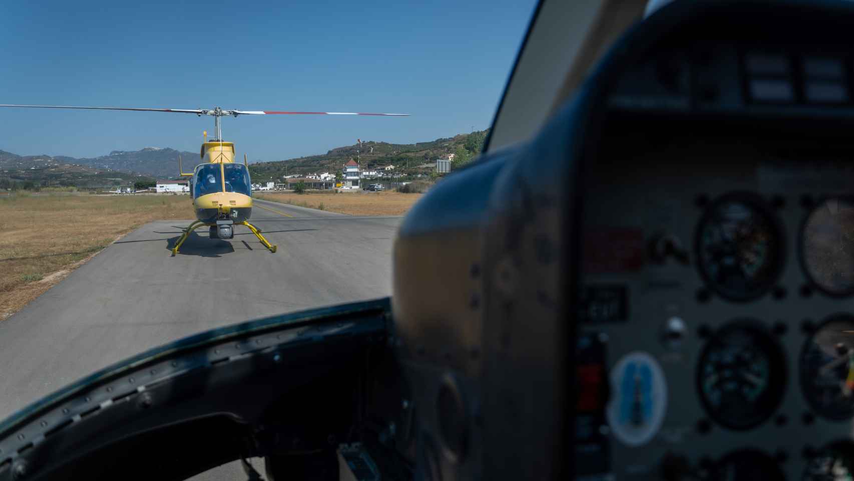 Revisión de cableado de Endesa en helicóptero.
