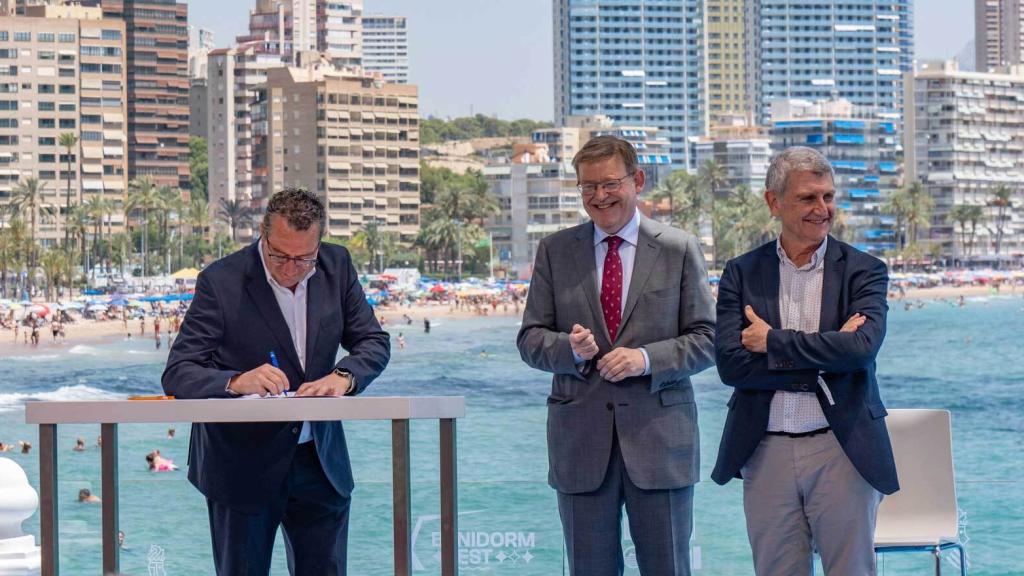 Pérez, Puig y Tornero durante la firma este jueves en Benidorm.