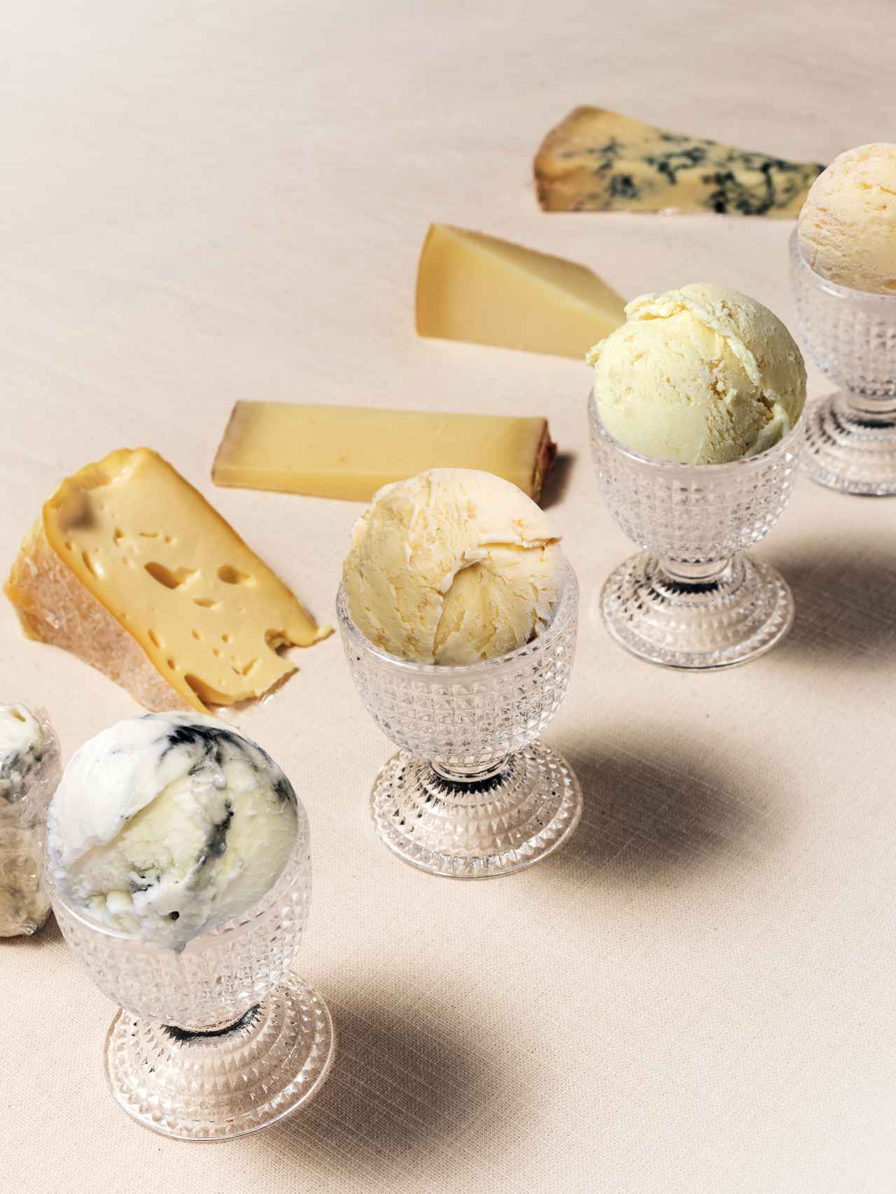 Queso helado de Olavidia (izquierda) y otros productos de Formaje.