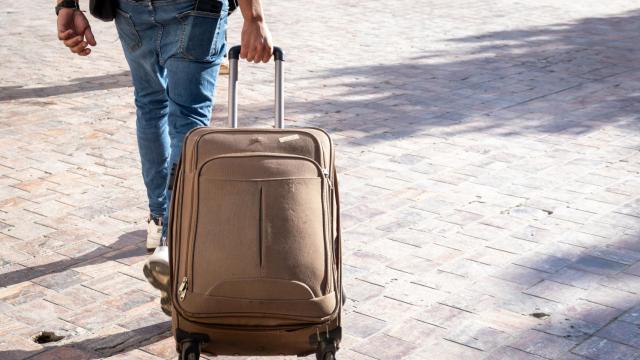Un turista con una maleta.