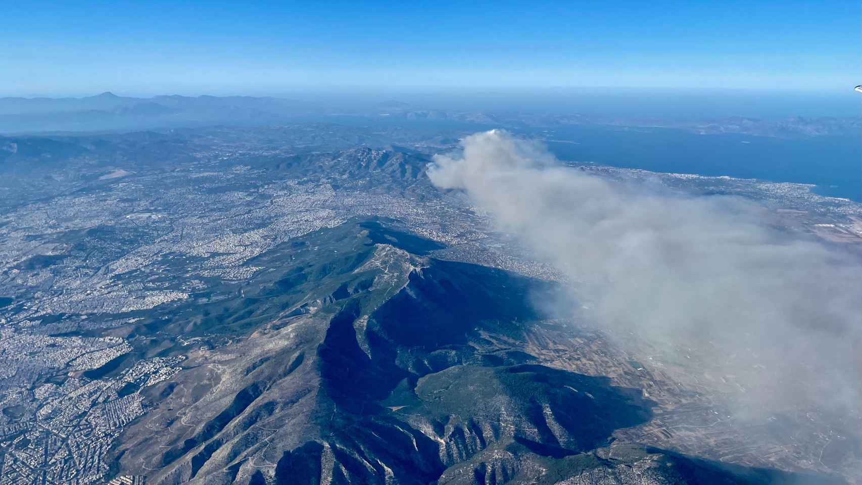 Vista aérea del incendio forestal declarado en Atenas.
